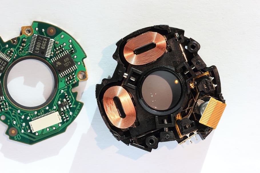 cànon, eos, ef-s, 17-85, lent, és, imatge, estabilització, mecanisme, PCB, pissarra, imprès, electrònica, integrat, circuits, components, circuit, bobina, elèctric, imant, magnètic, actuador, en moviment, tremolar, superfície, muntat, temes de fotografia, càmera - equip fotogràfic, cap gent, tecnologia, tir de l'estudi, vista d’angle alt, industria del cinema, cultura i entreteniment artístic, natura morta, fons blanc, primer pla, equip fotogràfic, pel·lícula de càmera, a l'interior, color negre, directament a sobre, taula, lent - instrument òptic, tallar, rodatge, càmera slr, càmera de vídeo domèstica, 5K
