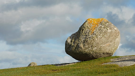 peisaj, piatră, cer, nor - cer, nici o persoana, zi, în aer liber, natură, stâncă, solid, obiect de rocă, boulder - rock, teren, liniște, geologie, obiect de piatră, scenă non-urbană, o scenă liniștită, frumusețe în natură, vedere unghiulară joasă, destinații de călătorie, prundiș, 4K, CC0, domeniu public, fără drepturi de autor