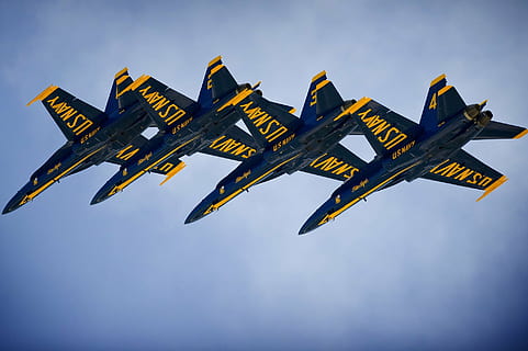 blå engler, marinen, presisjon, fly, trening, sortie, manøvrer, demonstrasjon, team, lagarbeid, luftfartøy, jetfly, jagerfly, aerobatics, vise fram, himmel, transportmiddel, blå, transport, ingen folk, natur, flying, på farten, utendørs, kommunikasjon, gul, luft forestilling, hastighet, sky - himmel, form, militær, tekst, 1080P, CC0, offentlig domene, opphavsrett gratis