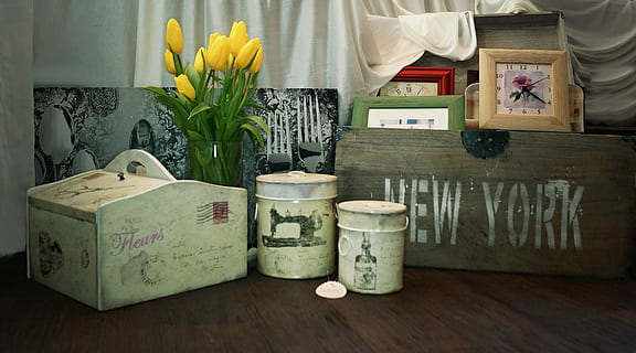 tulipaner, retro, dåser, studie, stilleben, krukke, indendørs, etiket, ingen mennesker, variation, blomst, plante, blomstrende plante, beholder, træ - materiale, vase, natur, bord, tekst, hjem interiør, meddelelse, friskhed, dag, gardin, vestlige script, hjemlige værelse, vækst, 2K, CC0, offentligt domæne, royaltyfrie