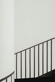 Schatten, Treppengeländer, Weiß, gemalt, Wand, braune Treppe, minimal, Muster, Schiene, weiße Wand, Treppe, Belgien, Leuven, Struktur, Schritt, Minimalismus, Licht, Außen, Fassade, Fußboden, Konzept, die Architektur, gebaute Struktur, Geländer, Wandbau - Funktion, keine Leute, kopieren sie platz, Tag, Stufen und Treppen, drinnen, Gebäude, Natur, weiße Farbe, Flachwinkelansicht, Himmel, Balustrade, 5K, CC0, gemeinfrei, lizenzfrei