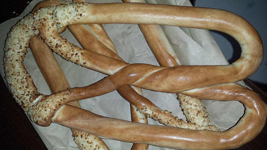 pretzel, cocció, menjar, pa, fleca, fresc, al forn, pastisseria, saborós, blat, deliciós, primer pla, cap gent, a l'interior, dia, menjar i beguda, natura morta, frescor, berenar, vista d’angle alt, taula, llest per menjar, bagel, marró, llesca de pa, forma, menjar francès, temptació, 4K