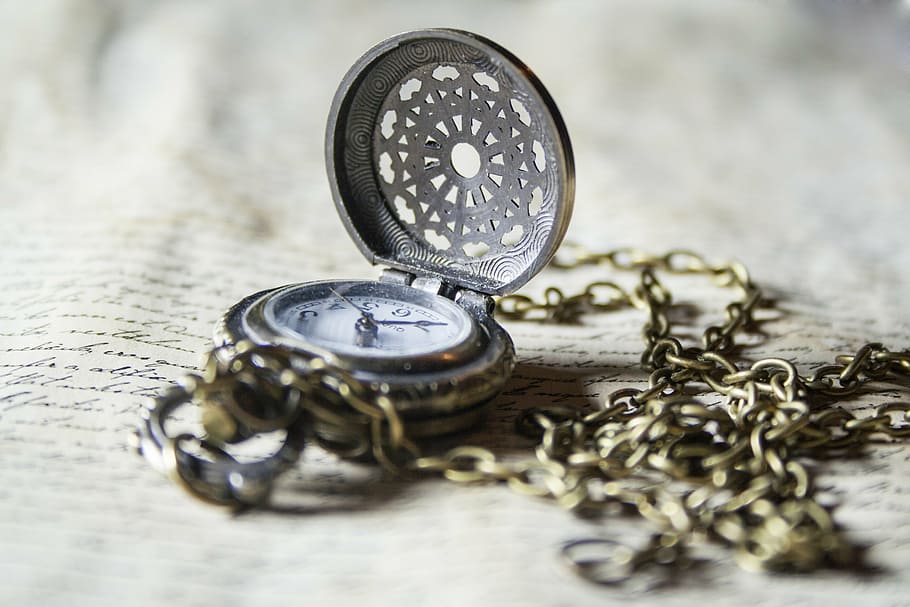 tret macro, butxaca, veure, rellotge, temps, rellotge de butxaca, vell, antiguitat, Font, lletres, or, cadena, tràilers, deco, metall, joies, medalló, bonic, dona, humà, macro, vintage, tancar, tendència, romàntic, aspecte retro, retro, pergamí, joieria, primer pla, enfocament selectiu, natura morta, Finances, cap gent, a l'interior, moneda, text, negocis, taula, guió occidental, forma, dos objectes, nombre, tir de l'estudi, disseny, color plata, 2K