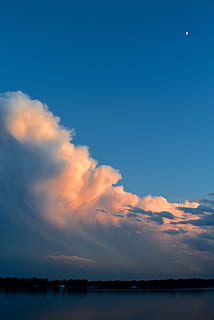 tramonto, nuvole, gonfio, Luna, natura, cielo, paesaggio, luce, blu, luce del sole, all'aperto, colore, sera, arancia, orizzonte, drammatico, Cloudscape, colorato, panoramico, primavera, Paradiso, crepuscolo, naturale, lago, incombente, vivace, nuvola - cielo, bellezza nella natura, la tranquillità, scenics - natura, scena tranquilla, acqua, nessuno, lungomare, mare, idilliaco, architettura, copia spazio, ambiente, silhouette, 4K, CC0, dominio pubblico, privo di copyright
