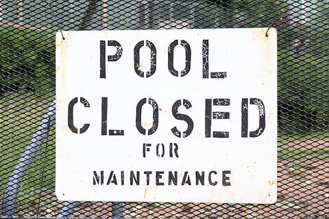 piscina, fechadas, sinalização de manutenção, branco, placa, manutenção, texto, tabuleta, sinal de rua, palavra, roteiro ocidental, comunicação, em formação, sinal de informação, ninguém, dia, fechar-se, letra maiúscula, cerca, cor branca, ao ar livre, mensagem, roteiro, roteiro não ocidental, cerca de arame farpado, número, fronteira, barreira, 5K, CC0, domínio público, royalty free