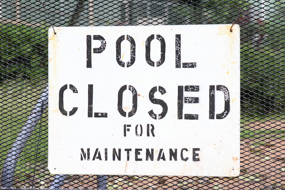 piscina, fechadas, sinalização de manutenção, branco, placa, manutenção, texto, tabuleta, sinal de rua, palavra, roteiro ocidental, comunicação, em formação, sinal de informação, ninguém, dia, fechar-se, letra maiúscula, cerca, cor branca, ao ar livre, mensagem, roteiro, roteiro não ocidental, cerca de arame farpado, número, fronteira, barreira, 5K