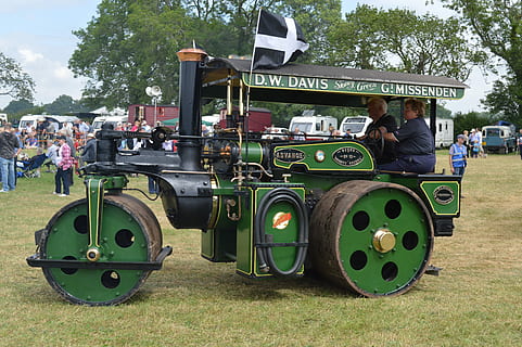 vapeur, moteur, moteur de traction, Hommes, mode de transport, Vrais gens, véhicule terrestre, groupe de personnes, transport, foule, journée, personnes, plante, personnes accessoires, arbre, herbe, la nature, champ, modes de vie, couleur verte, en plein air, Occupation, 5K, CC0, domaine public, libre de droits