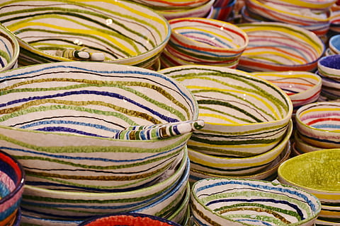 assorted-farve taske parti, bordservice, plade, porcelæn, stak, farverig, plade stabel, service, skaller, skåle, spisestel, boks, keramisk, malet, glaseret, dekorative, marked, stå, købe, handle ind, multi farvet, stor gruppe af objekter, til salg, valg, stilleben, variation, detail, ingen mennesker, mad og drikke, overflod, mad, beholder, fuld ramme, arrangement, kurv, indendørs, mønster, høj vinkel visning, fristelse, 4K, CC0, offentligt domæne, royaltyfrie