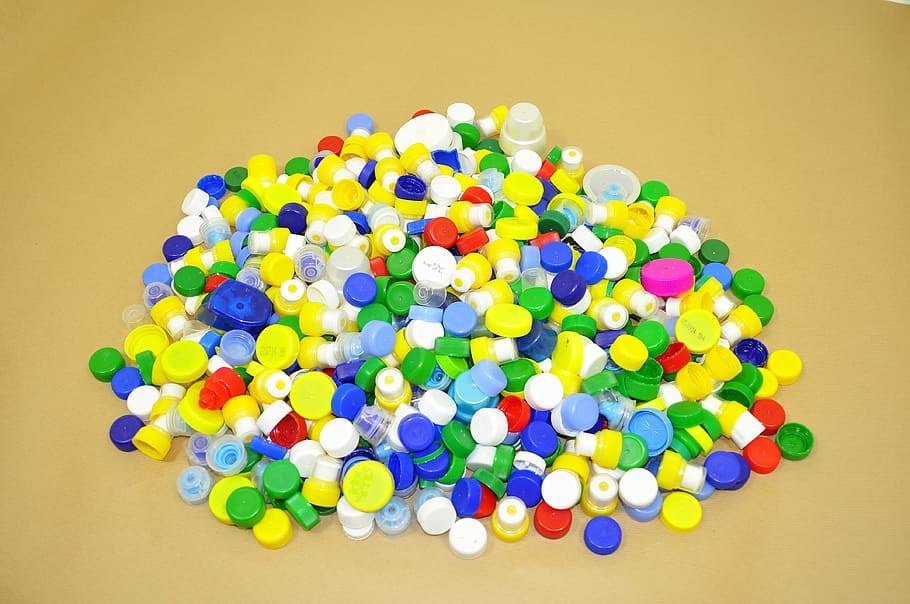 caps, Materiale, raccolta differenziata, noccioline, pila, colorato, la raccolta di, plastica, il giro, multicolore, sfondo colorato, grande gruppo di oggetti, assistenza sanitaria e medicina, girato in studio, sfondo giallo, pillola, variazione, scelta, abbondanza, dose, capsula, medicina, in casa, sfondo beige, nessuno, scienza, natura morta, giallo, vista dall'alto, 4K