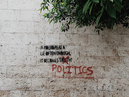 ripetere, menzogna, spesso, abbastanza, diventa, verità, vandalismo nel muro, Messaggio, graffito, parete, testo, testo corretto, comunicazione, sceneggiatura occidentale, caratteristica della parete, struttura costruita, architettura, nessuno, giorno, copione, sceneggiatura non occidentale, informazione, all'aperto, lettera maiuscola, cartello, pianta, esterno dell'edificio, foglia, segno di informazione, 4K, CC0, dominio pubblico, privo di copyright