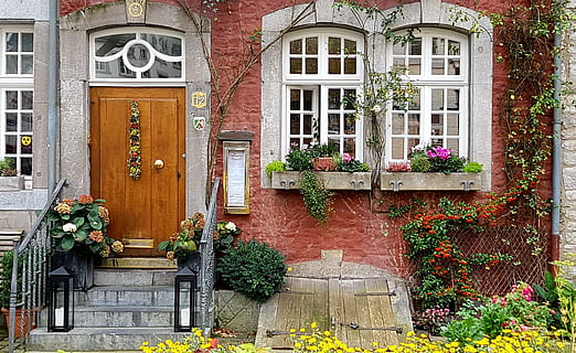 żółty, płatkowane kwiaty, czerwony, budynek, Dom, okno, architektura, wkład, drzwi, fasada domu, okna kratowe, pomnik, schody, klatka schodowa, stare Miasto, kornelimünster Niemcy, restauracja, gwiazda restauracja, św. Benedykta, cegły, kwiatowy, skrzynki na kwiaty, dekoracyjny, stary budynek, na zewnątrz budynku, roślina, kwiat, zbudowana struktura, roślina kwitnąca, roślina doniczkowa, Natura, dzielnica mieszkaniowa, wejście, dzień, żadnych ludzi, wzrost, na dworze, fasada, doniczka, okno dialogowe, cegła, Dom szeregowiec, 2K, CC0, domena publiczna, darmowe zdjęcia