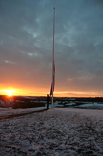 solnedgang, flagstang, sne, flag, himmel, sky - himmel, skønhed i naturen, vinter, kold temperatur, natur, scenics - natur, ro, rolig scene, jord, ingen mennesker, ikke-urbane scene, orange farve, udendørs, miljø, Mark, skumring, 2K, CC0, offentligt domæne, royaltyfrie