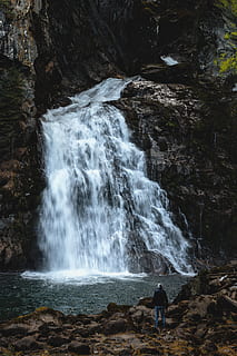 uomo, in piedi, cascate, cascata, luce del giorno, ambiente, flusso, natura, all'aperto, persona, rapide, fiume, rocce, roccioso, panoramico, ruscello, acqua, roccia, bellezza nella natura, scenics - natura, lunga esposizione, movimento, acqua corrente, roccia - oggetto, solido, mare, formazione rocciosa, movimento sfocato, persone reali, terra, persone, potere in natura, fluente, 5K, CC0, dominio pubblico, privo di copyright