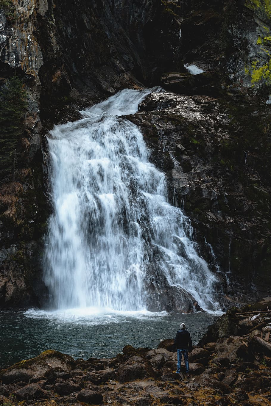 uomo, in piedi, cascate, cascata, luce del giorno, ambiente, flusso, natura, all'aperto, persona, rapide, fiume, rocce, roccioso, panoramico, ruscello, acqua, roccia, bellezza nella natura, scenics - natura, lunga esposizione, movimento, acqua corrente, roccia - oggetto, solido, mare, formazione rocciosa, movimento sfocato, persone reali, terra, persone, potere in natura, fluente, 5K