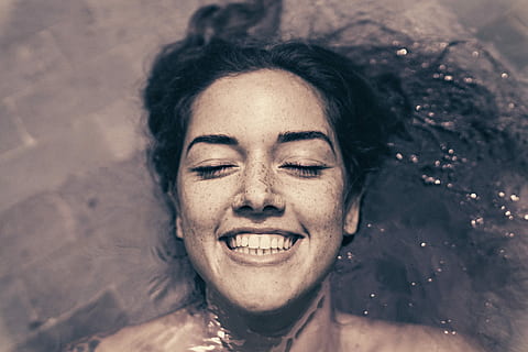 kvinde, smilende, badning, flydende, vand, ansigt, portræt, pool, svømmepøl, hovedskud, lukkede øjne, lykke, en person, ung voksen, menneskelig kropsdel, emotion, hår, lempelse, menneskeligt ansigt, voksen, kropsdel, skønhed, høj vinkel visning, tæt på, direkte over, udendørs, mudder, smuk kvinde, frisure, 8K, CC0, offentligt domæne, royaltyfrie