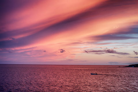 Meer, lila, Himmel, Boot segeln, Karosserie, Wasser, Rosa, wolkig, Wolke, welligkeit, Boot, Angeln, Ozean, Sonnenaufgang, Sonnenuntergang, Schiff, Szenen - Natur, Ruhe, wolke - himmel, Horizont, Schönheit in der Natur, Horizont über Wasser, ruhige Szene, Dämmerung, Land, Strand, Wasserfahrzeug, Natur, seelandschaft, Dramatischer Himmel, Transport, draußen, keine Leute, 5K, CC0, gemeinfrei, lizenzfrei