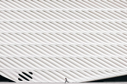 Person, Laufen, Weiß, gemalt, Wand, ohne Titel, Rahmen, Linie, Muster, Museum, die Architektur, Mädchen, gebaute Struktur, Gebäudehülle, Flachwinkelansicht, Gebäude, keine Leute, Tag, Vollbild, Dach, draußen, Stadt, Decke, Wiederholung, Design, Hintergründe, Natur, weiße Farbe, Wandbau - Funktion, 4K, CC0, gemeinfrei, lizenzfrei