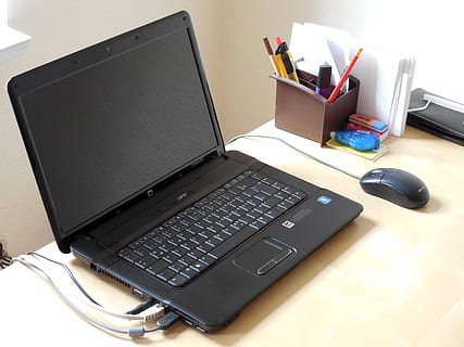 czarny, ekran laptopa, stół, laptop, gabinet, komputer, Miejsce pracy, biznes, zawód, praca, biurko, technologia bezprzewodowa, technologia, połączenie, porozumiewanie się, wewnątrz, wyposażenie komputera, klawiatura komputerowa, klawiatura, meble, żadnych ludzi, martwa natura, przenośne urządzenie informacyjne, czarny kolor, długopis, klucz komputera, Papierkowa robota, 2K, CC0, domena publiczna, darmowe zdjęcia