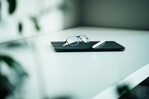 płytki, fokus zdjęcie, smartfon, okulary, Apple długopis, czarny, oprawiony, Top, tablet, trzepnięcie, walizka, ipad, tech, technologia, stół, wewnątrz, selektywne skupienie, zbliżenie, żadnych ludzi, funkcja budowy ścian, martwa natura, dzień, skupić się na pierwszym planie, połączenie, porozumiewanie się, biznes, kopia przestrzeń, technologia bezprzewodowa, architektura, 5K, CC0, domena publiczna, darmowe zdjęcia