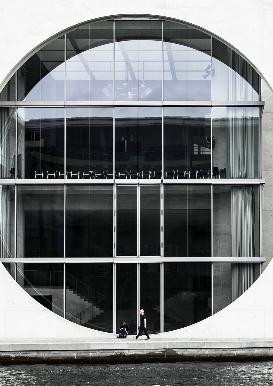 Person, neben, klar, Glasgebäude, zwei, Stehen, Sitzung, Vorderhaus, tagsüber, die Architektur, Fenster, Gehen, gebaute Struktur, Gebäudehülle, Glas - Material, Gebäude, Tag, Reflexion, Stadt, echte Menschen, draußen, transparent, gestalten, zufällige Menschen, Geometrische Figur, modern, Männer, Menschen, Natur, Glas, 4K