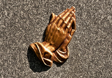 bede hænder, religiøs, messing, sten-, plade, ornament, struktur, gravsten, kirkegård, høj vinkel visning, tæt på, menneskelig kropsdel, enkelt objekt, repræsentation, indendørs, direkte over, stilleben, guldfarvet, kropsdel, menneskelig hånd, dag, murbygningsfunktion, skulptur, sko, studio skud, Brun, 2K, CC0, offentligt domæne, royaltyfrie