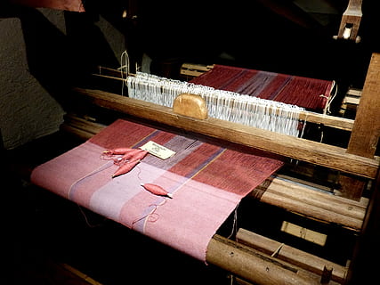 web rammeverk, veve, arbeid, stoff, klær, tre - materiale, innendørs, høy vinkel visning, kunst og Håndverk, industri, tråd, ingen folk, tekstil, bord, vevstol, nærbilde, fabrikk, håndverket, kreativitet, stilleben, utstyr, veving, dag, gammel, 4K, CC0, offentlig domene, opphavsrett gratis