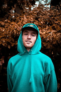 selektiv, fokus fotografering, smilende, mand, iført, trøje pullover hoodie, pacers, monteret, kasket, bag, Brun, blade, portræt, hat, træ, natur, hættetrøje, blå, skæg, humør, han-, krikand, efterår, blad, dreng, en person, forfra, kigger på kameraet, rigtige mennesker, ung voksen, unge mænd, fokus på forgrunden, taljen op, plante del, fritidsaktivitet, stående, dag, grøn farve, livsstil, tøj, udendørs, hætte - tøj, varme tøj, lave om, 5K, CC0, offentligt domæne, royaltyfrie