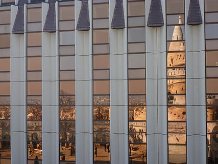 Budapesta, Reflectați, turn, faţadă, arhitectură, fereastră, clădire, construită, exteriorul clădirii, coloană arhitecturală, unul langa altul, nici o persoana, consecutiv, zi, repetiţie, cadru complet, în aer liber, destinații de călătorie, oraș, istorie, trecutul, vedere unghiulară joasă, model, colonadă, caracteristică arhitecturală, exteriorul clădirii de birouri, 2K, CC0, domeniu public, fără drepturi de autor