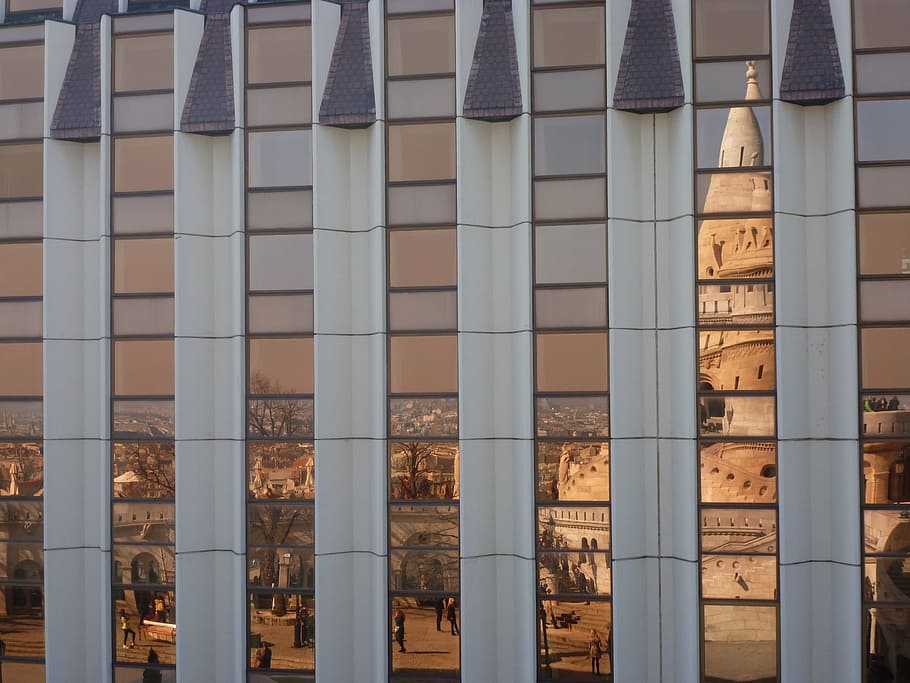 Budapesta, Reflectați, turn, faţadă, arhitectură, fereastră, clădire, construită, exteriorul clădirii, coloană arhitecturală, unul langa altul, nici o persoana, consecutiv, zi, repetiţie, cadru complet, în aer liber, destinații de călătorie, oraș, istorie, trecutul, vedere unghiulară joasă, model, colonadă, caracteristică arhitecturală, exteriorul clădirii de birouri, 2K