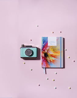 Blau, schwarz, Point-and-Shoot-Kamera, immer noch, Artikel, Dinge, Kamera, Notizbuch, Tagebuch, Pastell-, oben, Aussicht, Styling, drinnen, Technologie, Studioaufnahme, direkt darüber, kopieren sie platz, farbiger Hintergrund, keine Leute, Essen und Trinken, Fotografie-Themen, obsolet, Lebensmittel, Kommunikation, pinke Farbe, Kreativität, Spaß, Stillleben, alt, Retro-Stil, lila, 5K, CC0, gemeinfrei, lizenzfrei