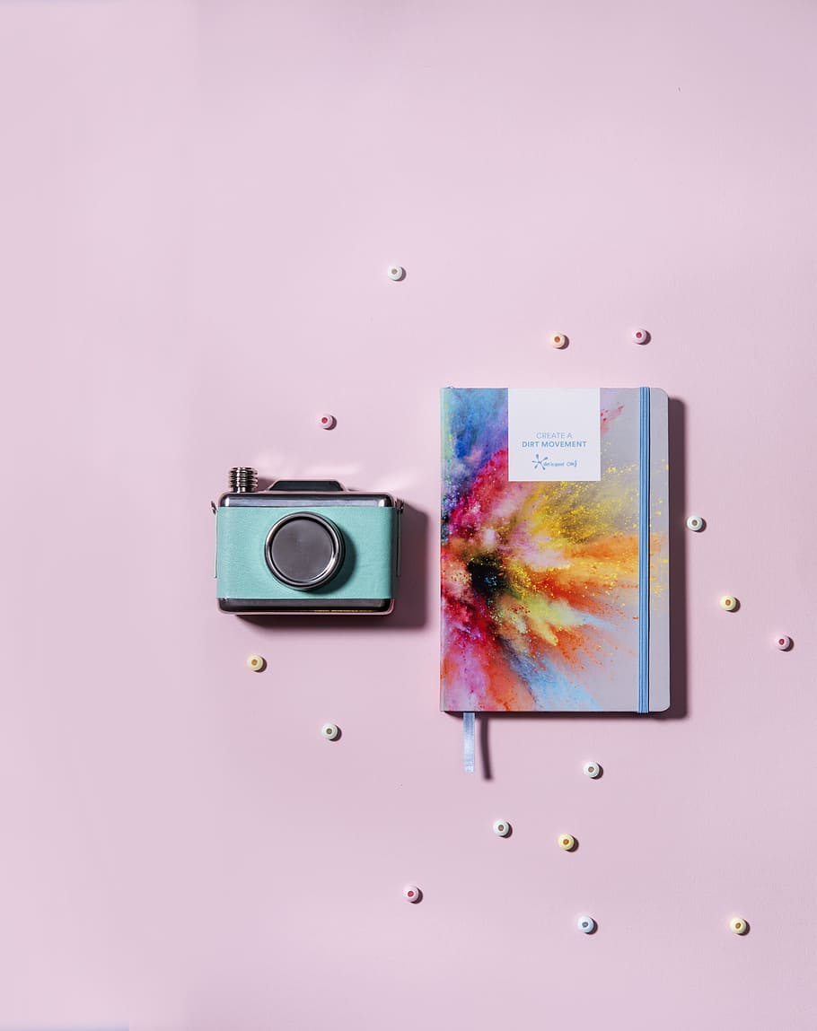 modrý, Černá, kamera pro natáčení, ještě pořád, položek, věci, Fotoaparát, notebook, časopis, pastel, horní, Pohled, styling, uvnitř, technologie, studio shot, přímo nad, kopie prostor, barevné pozadí, nikdo, jídlo a pití, fotografická témata, zastaralý, jídlo, sdělení, růžová barva, tvořivost, zábava, stálý život, starý, retro stylu, nachový, 5K
