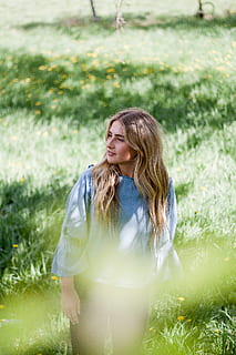 mujer, en pie, campo de hierba, para caminar, verde, hierba, beldad, yo, al aire libre, naturaleza, sonriente, gente, etnia caucásica, una persona, hembras, adulto, belleza, hermoso, adulto joven, verano, felicidad, relajación, alegre, estilos de vida, color verde, retrato, primavera, linda, parque - espacio hecho por el hombre, belleza en la naturaleza, estilo de vida, mujer joven, prado, solo una mujer, estilo de vida saludable, ropa casual, pelo largo, pelo rubio, solo una mujer joven, pelo, campo, planta, tierra, gente real, tres cuartos de longitud, actividad de ocio, día, peinado, mujer hermosa, 4K, CC0, dominio público, libre de derechos