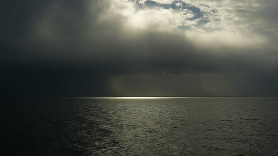 Foto, Karosserie, Wasser, Nimbus-Wolke, Gewässer, Wetter, Gewitter, Wolke, Himmel, Wolken bilden sich, nach vorne, Wolken, Wetterstimmung, Atmosphäre, Theater, Abend, Stimmung, Licht, Beleuchtung, Sonnenstrahl, Meer, Welle, Landschaft, Horizont, Ozean, Natur, Strahlen, Himmelsstimmung, Spiegeln, lichtspiel, maritim, Urlaub, Reise, Ferien, atlantisch, am See, Aussicht, Regenband, Himmelsfarben, dunkel, düster, Schönheit in der Natur, szenen, Ruhe, wolke - himmel, Horizont über Wasser, Sonnenlicht, keine Leute, Szenen - Natur, Sturm, Umgebung, draußen, bedeckt, Sturmwolke, Regen, bedrohlich, 2K, CC0, gemeinfrei, lizenzfrei