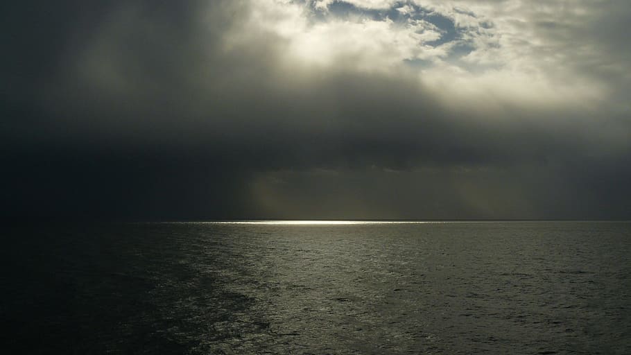fotografie, tělo, voda, nimbus cloud, tělo z vody, počasí, bouřka, mrak, nebe, mraky, vpřed, počasí náladu, atmosféra, drama, večer, nálada, světlo, osvětlení, sluneční paprsek, moře, vlna, krajina, horizont, oceán, Příroda, paprsky, nálada nebe, zrcadlení, lichtspiel, námořní, Dovolená, cestovat, prázdniny, atlantický, na jezeře, Pohled, kapela deště, barvy oblohy, temný, ponurý, krása v přírodě, scén, klid, mrak - nebe, horizont nad vodou, slunečního světla, nikdo, scenics - příroda, životní prostředí, venku, zatažený, bouřkový mrak, déšť, zlověstný, 2K