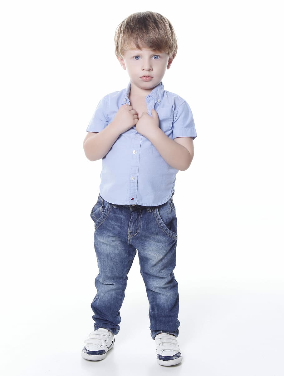 niño, gris, con cuello, parte superior, azul, pantalones, mirando, linda, pequeña, joven, retrato, marinero, encanto, belleza, modelo, infantil, Moda, actitud, miradas, educación de la primera infancia, colegio, foto, divertido, alegría, sonreír, hijo, hermoso, amor, familia, bebé, Unión, padre, infancia, Mira, longitud total, foto de estudio, Fondo blanco, en pie, una persona, ropa casual, muchachos, vista frontal, adentro, mirando a la cámara, inocencia, separar, machos, hombres, zapato, estudiante preescolar, 4K