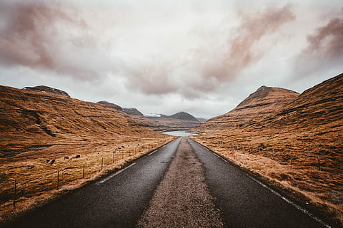 vej mellem bjerge, vej, Brun, rock formation, himmel, bjerg, Sky, tåge, sø, landskabet, fjern, natur, udendørs, dal, perspektiv, overskyet, bane, rute, sky - himmel, landskab, miljø, retning, vejen frem, transportmidler, skønhed i naturen, scenics - natur, rejse, ingen mennesker, jord, hovedvej, ro, 8K, CC0, offentligt domæne, royaltyfrie
