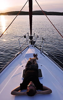 pria, bohong, putih, perahu, berbaring, kapal laut, laut, pelayaran, dek kapal, perahu layar, kapal pesiar, air, satu orang, di luar rumah, kegiatan waktu luang, perjalanan, liburan, pengejaran rekreasi, musim panas, hal berperahu pesiar, Kapal layar, relaksasi, tampilan belakang, orang sungguhan, gaya hidup, penuh, angkutan, laki-laki, alam, moda transportasi, hari, langit, 4K, CC0, domain publik, bebas royalti