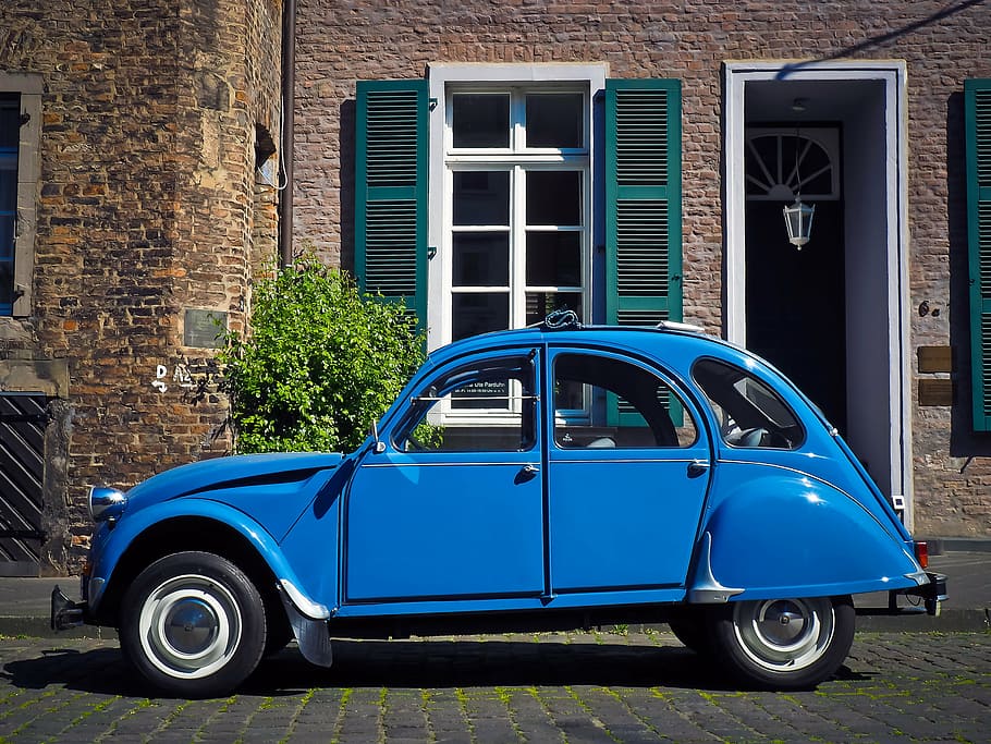 blau, citroen 2 cv, 2cv, marró, maons de paret, durant el dia, automàtic, citroen, oldtimer, ànec, deux chevaux vapeur, vehicle, vell, França, clàssic, edat del cotxe, cotxe antic, façana, vehicles antics, cotxe, passat de moda, estil retro, història, arquitectura, estructura construïda, manera de transport, exterior de l'edifici, transport, finestra, vehicle terrestre, automòbil, edifici, barri residencial, ciutat, casa, maó, cap gent, dia, cotxe d'època, 4K