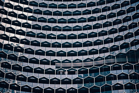 grijs, omlijst, honingraat glasstructuur, dichtbij, fotografie, bijenkorf ontwerp gebouw, bijenkorf, ontwerp, gebouw, architectuur, patroon, abstract, ingebouwde structuur, achtergronden, buitenkant van het gebouw, modern, metaal, rooster, staal, geometrische vorm, volledig kader, vorm, herhaling, geen mensen, zeshoek, detailopname, binnenshuis, cirkel, getextureerde, zilverkleurig, technologie, legering, architectuur en kunst, 5K, CC0, publiek domein, royaltyvrij