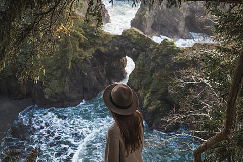 Frau, braun, Hut, Karosserie, Wasser, tagsüber, starrte, Sonnenuntergang, Oregon, Cliff, Baum, Mädchen, Lebensstil, Reise, Landschaft, Meer, seelandschaft, Ozean, Natur, natürliche Brücke, eine Person, echte Menschen, Rock, Freizeitbeschäftigung, Schönheit in der Natur, Rückansicht, Rock - Objekt, solide, Lebensstile, Wald, Wasserfall, Erwachsene, Pflanze, Tag, fließendes Wasser, draußen, 4K, CC0, gemeinfrei, lizenzfrei