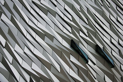 wellig, abstrakt, Formen, Gebäudefassade, titanisch, Gedenkgarten, Garten., grau, schwarz, Digital, Tapete, die Architektur, Muster, Gebäude, Struktur, Fassade, modern, Weiß, wafe, weben, gewebte, Design, Metall, Silber-, gebaute Struktur, Gebäudehülle, Hintergründe, Vollbild, keine Leute, Fenster, Stadt, Flachwinkelansicht, Tag, Bürogebäude außen, Glas - Material, Wiederholung, in einer Reihe, gestalten, draußen, Gebäudefunktion, Wolkenkratzer, 5K, CC0, gemeinfrei, lizenzfrei