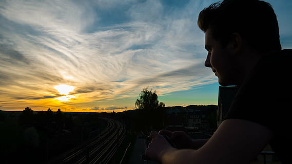 solnedgang, vision, frem, daggry, nostalgi, himmel, fremtidige drøm, udvikling, sky - himmel, en person, hovedskud, natur, portræt, sidebillede, voksen, arkitektur, transportmidler, orange farve, sollys, silhuet, rigtige mennesker, transportform, herrer, bygning udvendig, ung voksen, overvejelse, profilvisning, 4K, CC0, offentligt domæne, royaltyfrie
