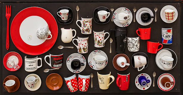servies set, kop, lepel, koffie, thee, heet, cafe, espresso, ontwerp, decoratie, keuze, variatie, geen mensen, grote groep objecten, recht boven, binnenshuis, arrangement, stilleven, hoed, eten en drinken, rood, studio opname, viering, hoge hoekmening, kleinhandel, mode, groep objecten, mok, zwarte achtergrond, 2K, CC0, publiek domein, royaltyvrij