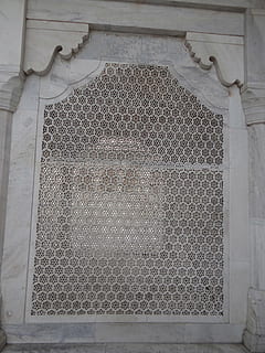 Gitterwerk, weisser Marmor, Stein, Fenster, die Architektur, Agra Fort, agra, Indien, Muster, gebaute Struktur, keine Leute, Flachwinkelansicht, Gebäudehülle, Design, Wandbau - Funktion, Blumenmuster, Tag, Kunst und Handwerk, Gebäude, Geschichte, Kreativität, die Vergangenheit, Kunst, Nahansicht, gestalten, alt, aufwendig, Decke, 2K, CC0, gemeinfrei, lizenzfrei