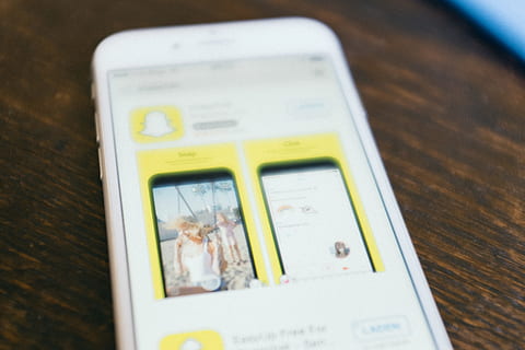 snapchat uygulaması, Snapchat, uygulama mağazası, kavram ve fikirler, nesneleri, teknoloji, başyazı, insansız, gün, içeriye, kapatmak, tablo, ön plana odaklanmak, yiyecek ve içecek, yüksek açılı görünüş, Gıda, natürmort, ahşap malzeme, bağ, seçici odak, taşınabilir bilgi cihazı, Metin, kablosuz teknoloji, seçim, hayvan, akıllı telefon, 4K, CC0, kamu malı, telif ücretsiz