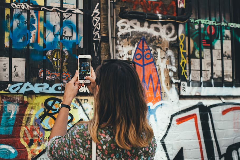 Frau, schwarz, Blumen-, Hemd, halten, Silber Iphone 6, nehmen, Bild, Graffiti, Frau in Schwarz, Silber-, iPhone 6, Menschen, gemälde, eine Person, städtische Szene, nur Frauen, Erwachsene, Straßenkunst, nur eine frau, Kreativität, Kunst und Handwerk, Wandbau - Funktion, echte Menschen, Freizeitbeschäftigung, Stadt, Lebensstile, die Architektur, Kommunikation, Taille hoch, Haar, junger Erwachsener, mehrfarbig, Legere Kleidung, Frisur, draußen, Wandgemälde, 4K