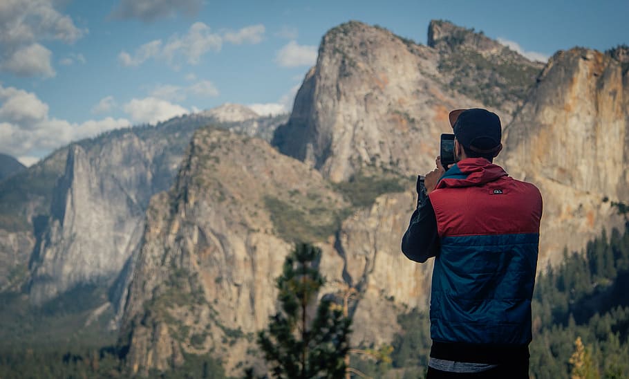 home, de peu, presa, foto, muntanya, naturalesa, muntanyes, cel, núvols, gent, paio, telèfon, fotografia, fotògraf, millennials, smartphone, vista del darrere, activitat, una persona, activitat d'oci, aventura, escenics - natura, adult, estils de vida, temes de fotografia, bellesa a la natura, Serra, senderisme, roba, tecnologia, medi ambient, a l'aire lliure, mirant la vista, 1080P