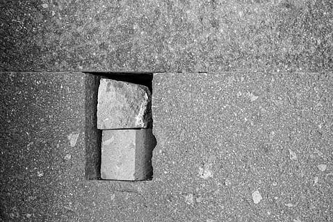 pietre, perete, grămadă, gaură, umplere, nici o persoana, zi, construită, arhitectură, texturată, vedere în unghi mare, în aer liber, geometrică, montare pe perete, natură, beton, a închide, direct deasupra, formă, model, cărare, oraș, stare brută, forma pătrată, lumina soarelui, 1080P, CC0, domeniu public, fără drepturi de autor