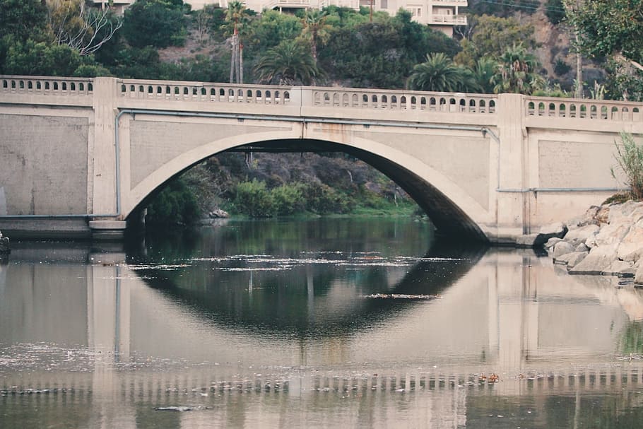 gris, puente, verde, hojeado, arboles, tiempo de día, foto, hormigón, agua, reflexión, puente - estructura hecha por el hombre, arco, arquitectura, río, al aire libre, día, estructura construida, árbol, puente de arco, conexión, planta, frente al mar, naturaleza, nadie, transporte, exterior del edificio, arqueado, 1080P