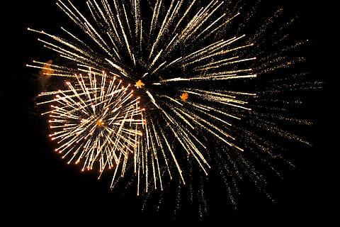 Feuerwerk in der Nacht, Feuerwerk, Pyrotechnik, explodieren, Nacht-, Feier, explodiert, keine Leute, Langzeitbelichtung, Feuerwerk - künstliches Objekt, Flachwinkelansicht, beleuchtet, schwarzer Hintergrund, Veranstaltung, Bewegung, Kunst, Kultur und Unterhaltung, glühend, Himmel, Bewegungsunschärfe, Licht, Natur, Feier Veranstaltung, mehrfarbig, dunkel, Funken, explosiv, 4K, CC0, gemeinfrei, lizenzfrei